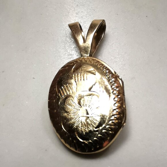 1985 14K Gold Oval Locket Pendant Diamond-Cut Floral TC Hallmark 2cm - Picture 14 of 15